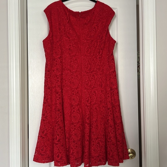 Sparkly red lace dress - Picture 3 of 6